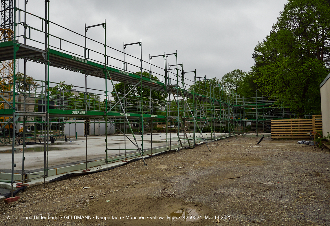 14.05.2023 - Ein Kran für die Baustelle Haus für Kinder in Neuperlach